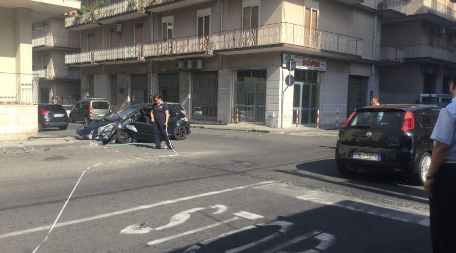 Giarre, incidente via Cairoli: conducente Peugeot non aveva la patente