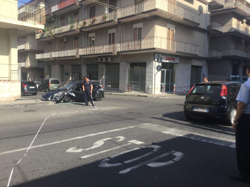 Giarre, incidente via Cairoli: conducente Peugeot non aveva la patente