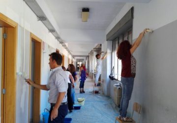 Giarre, docenti e genitori pitturano i locali del Majorana: vince la sussidiarietà VIDEO