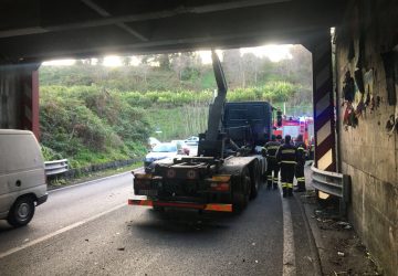 Giarre, camion si incastra sotto un ponte. Traffico bloccato in direzione di S. Venerina VIDEO