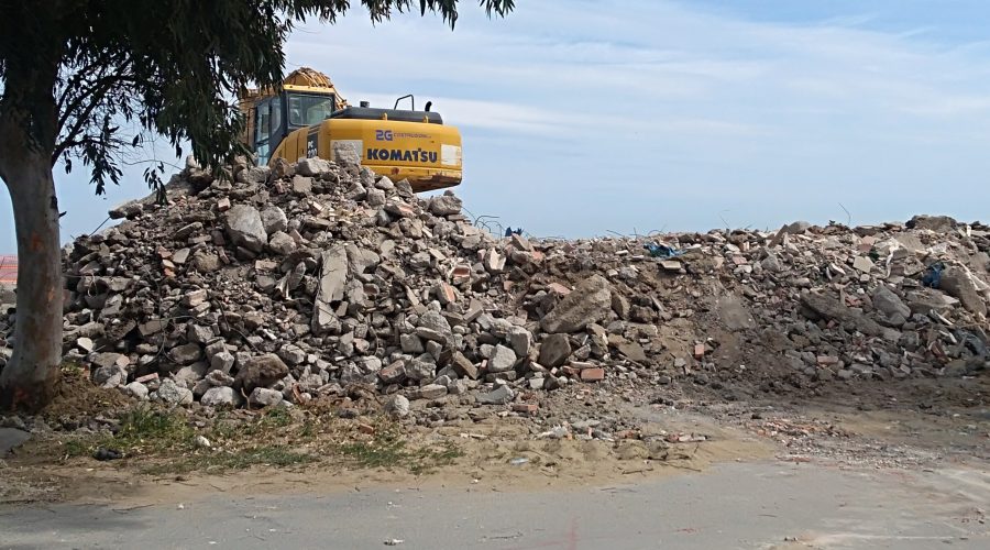 operai al lavoro per eliminare il cemnto dalle tre spiagge libere di catania (1)