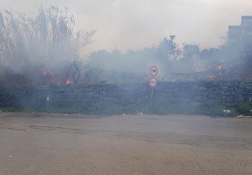 Riposto, vasto incendio in via Mario Carbonaro. Intervento dei Vigili del fuoco