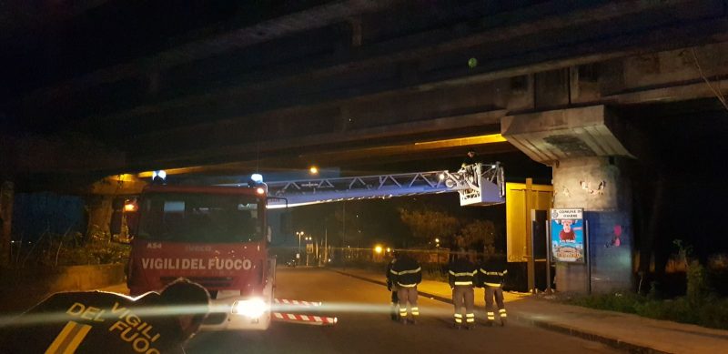 Giarre, intervento dei vigili del fuoco nel sottoponte A18 per crollo calcinacci