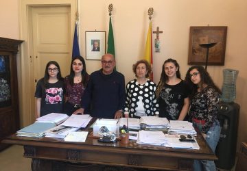 Riposto, progetto Erasmus, studenti del Polo tecnico “intervistano” il sindaco