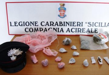 Acireale, preparava in casa le dosi di “fumo” da spacciare: in manette 24enne