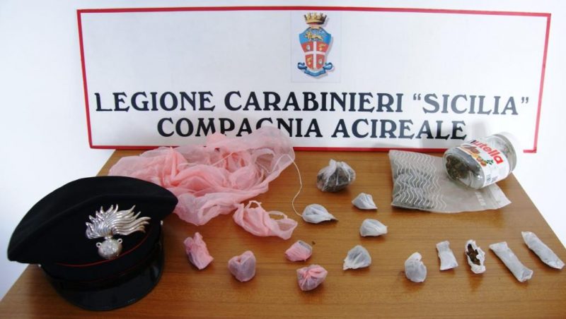 Acireale, preparava in casa le dosi di “fumo” da spacciare: in manette 24enne