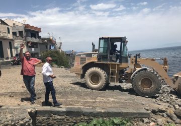 Torre Archirafi, livellato arenile. Interventi per rendere fruibile la distesa di pietre