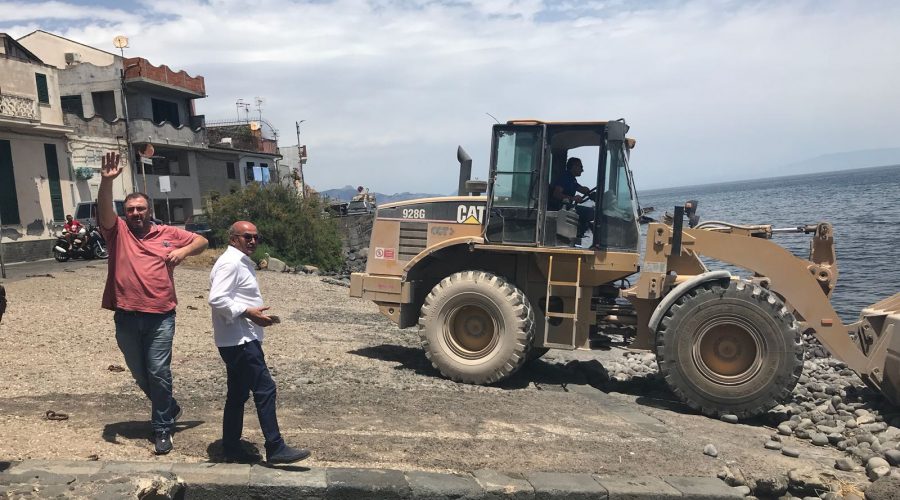 Torre Archirafi, livellato arenile. Interventi per rendere fruibile la distesa di pietre