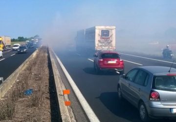 A18, incendio spartitraffico tra Giarre e Acireale