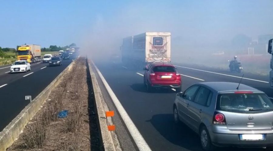 A18, incendio spartitraffico tra Giarre e Acireale