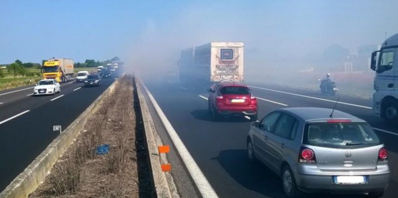 A18, incendio spartitraffico tra Giarre e Acireale