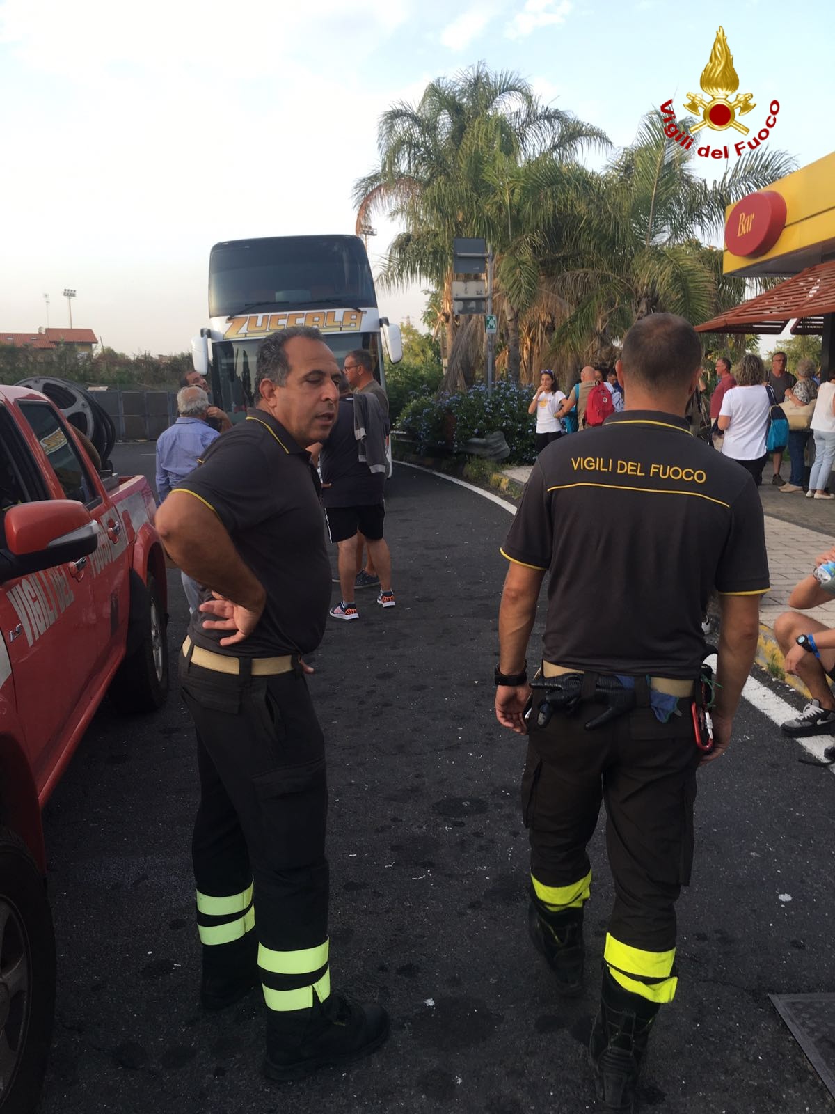 Giarre, rischio incendio su un autobus turistico in autostrada: solo tanta paura