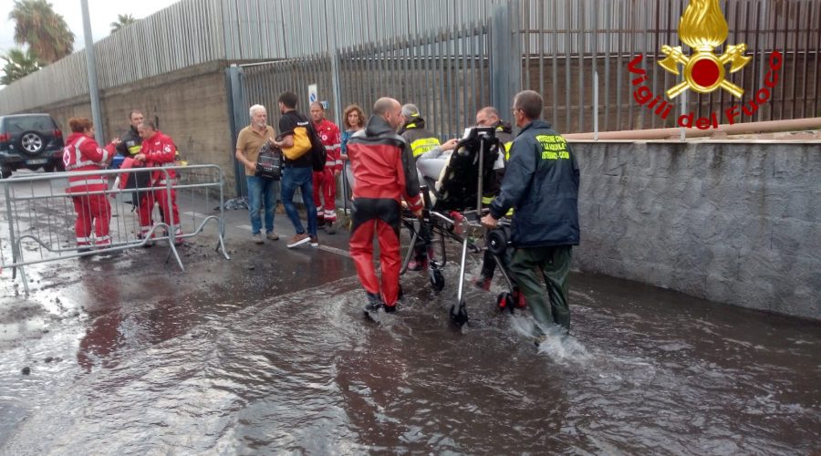 Anziana cade a terra e non riesce ad alzarsi. Soccorsa dai vigili del fuoco