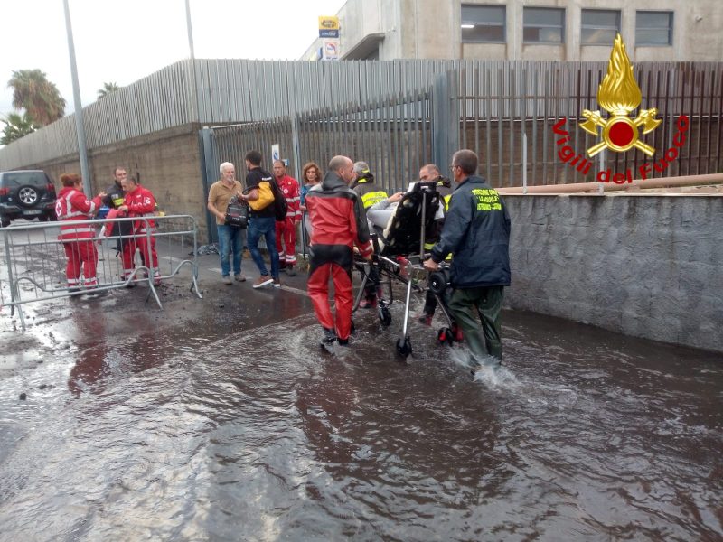 Anziana cade a terra e non riesce ad alzarsi. Soccorsa dai vigili del fuoco