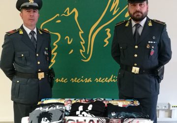 Acireale, concerto Ghali: denunciati due napoletani. Vendevano merce con marchi contraffatti