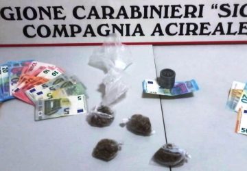 Acireale, arrestati due spacciatori in piazza San Biagio: uno è minorenne