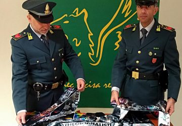 Acireale, concerto TheGiornalisti: denunciati tre venditori con gadget contraffatti