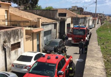 Riposto, principio incendio nel forno di un'auto carrozzeria VIDEO