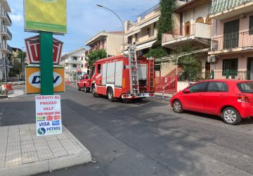 Fondachello, si staccano frammenti di intonaco da un ballatoio: intervento dei Vigili del fuoco