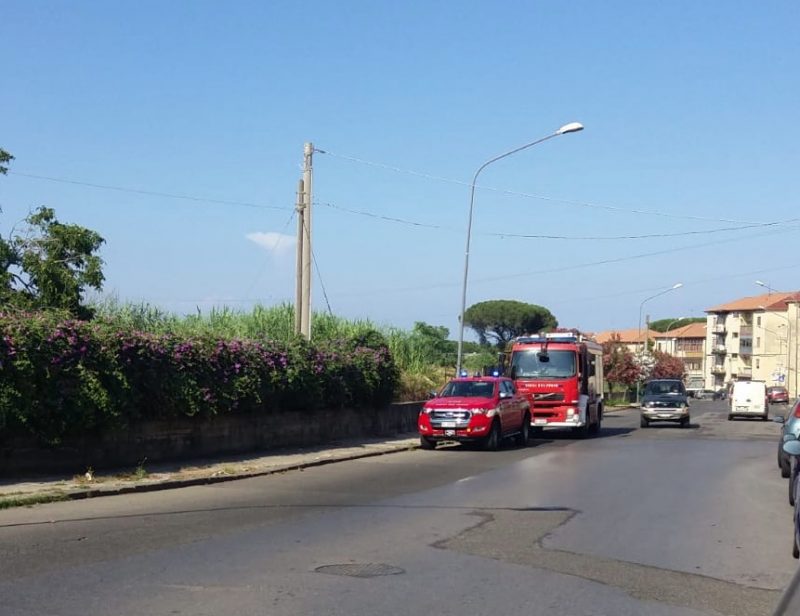 Giarre, incendio sterpaglie nella zona di viale Don Minzoni