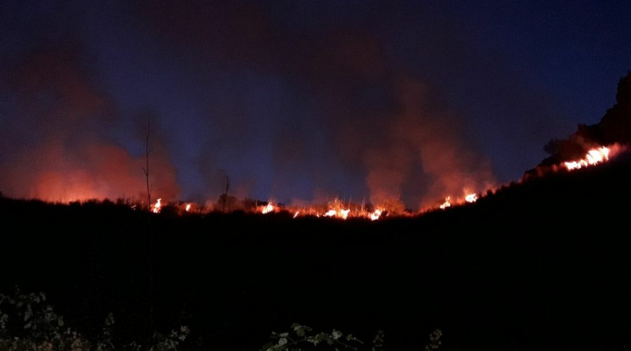 Collina di Vampolieri, vasto incendio ha minacciato le abitazioni. Intervento dei Vigili del fuoco