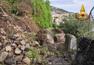 Acireale, si staccano massi dalla Timpa. Intervento dei Vigili del fuoco