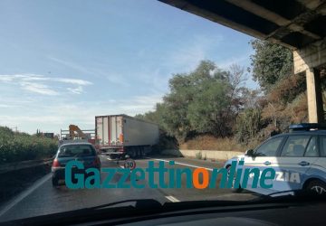 A18, tir sbanda tra Giarre e Acireale: traffico paralizzato