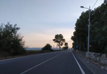 Sicurezza stradale a Fiumefreddo di Sicilia: lungomare e via Marina al buio da mesi