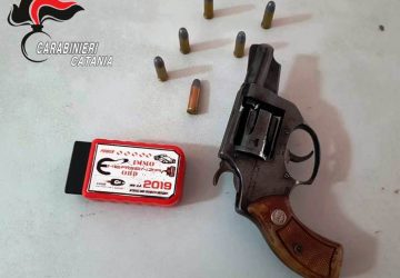 Acireale, nascondeva in officina un revolver clandestino e un marchingegno utilizzato dai ladri d’auto: meccanico in manette