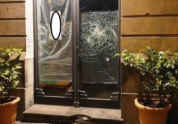 Acireale, tenta di sfondare la vetrina di un negozio: denunciato