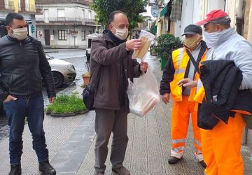 Mascali, la commissione San Leonardo dona mascherine ad operatori ecologici