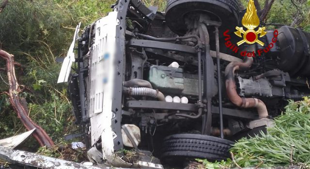 Autostrada A18, autocisterna si ribalta nei pressi di Fiumefreddo di Sicilia FOTO VIDEO