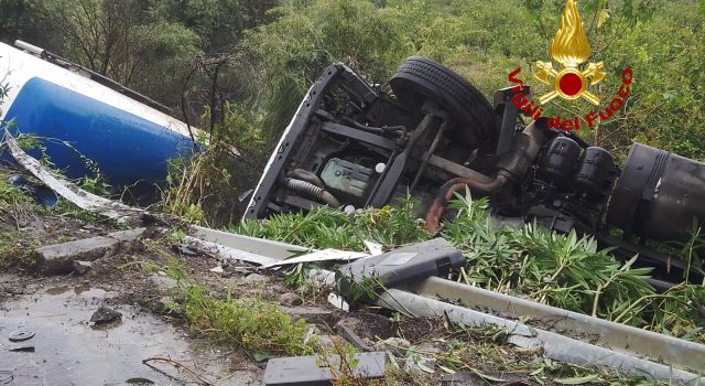 Autostrada A18, autocisterna si ribalta nei pressi di Fiumefreddo di Sicilia FOTO VIDEO