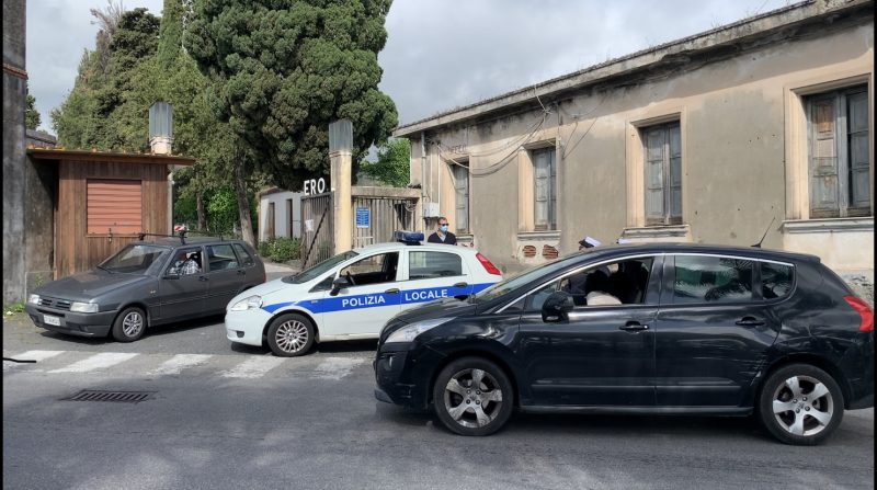 Giarre e la Fase 2. Riapre il cimitero e scoppia il caos. Interviene il comandante senza mascherina VIDEO