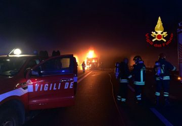 Incendio sulla tangenziale di Catania: traffico in tilt FOTO VIDEO