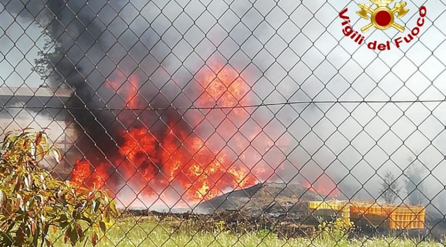 Mascali, incendio in un piazzale lungo la via Giarre-Nunziata. Intervento dei Vvf