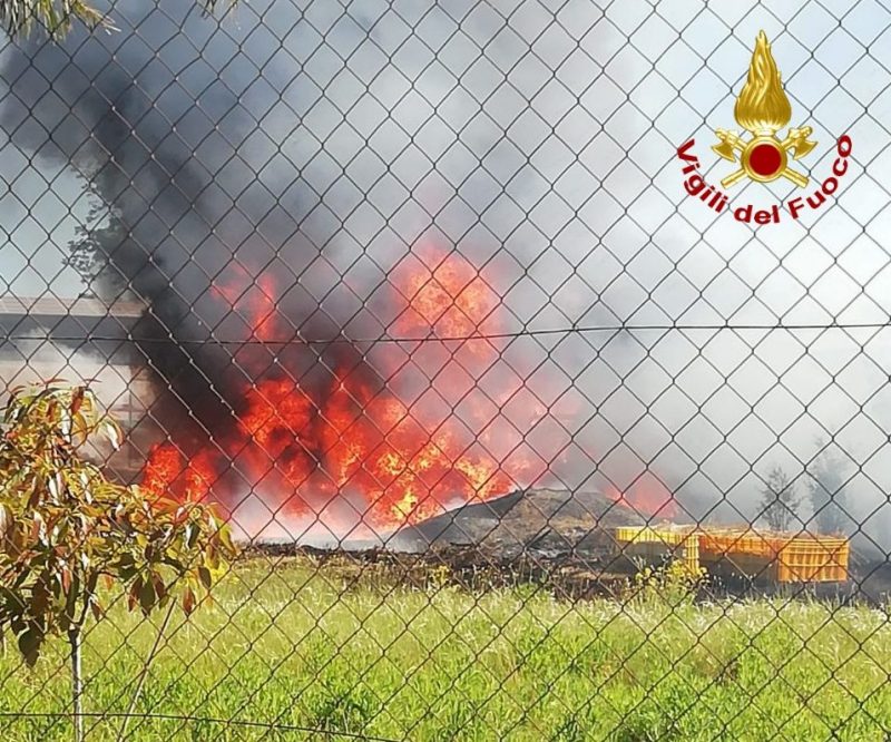 Mascali, incendio in un piazzale lungo la via Giarre-Nunziata. Intervento dei Vvf