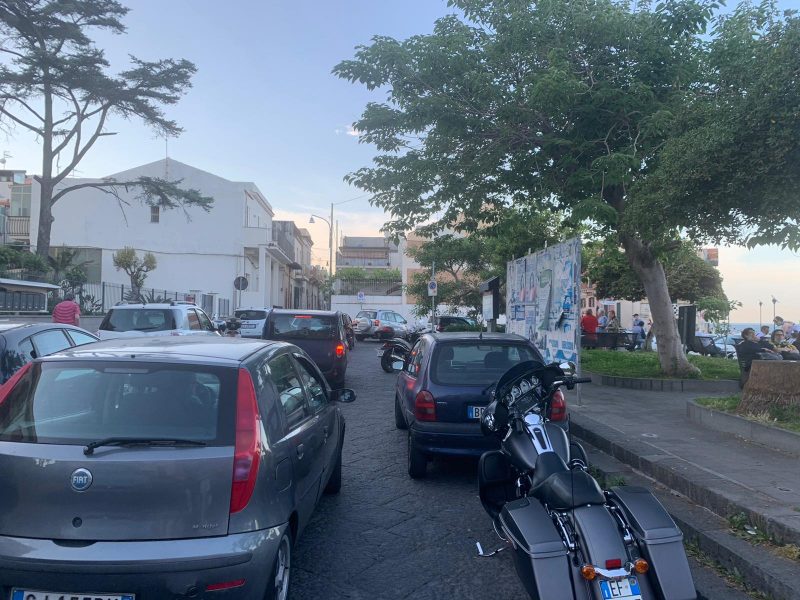 Riposto e Fondachello, esplode l’estate. Gremite le spiagge e il lungomare di Torre. Traffico bloccato alle 19  FOTOGALLERY