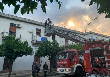 Mascali, a fuoco abitazione di via Roma. Intervengono Vigili del fuoco, Cc e 118 VIDEO