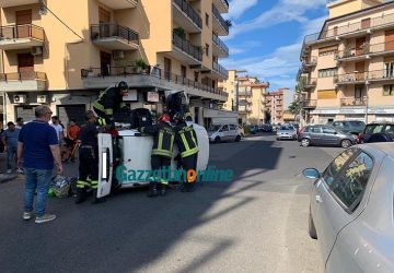 Giarre, violento incidente in via Q. Sella: auto si ribalta. Intervento dei VvF VIDEO