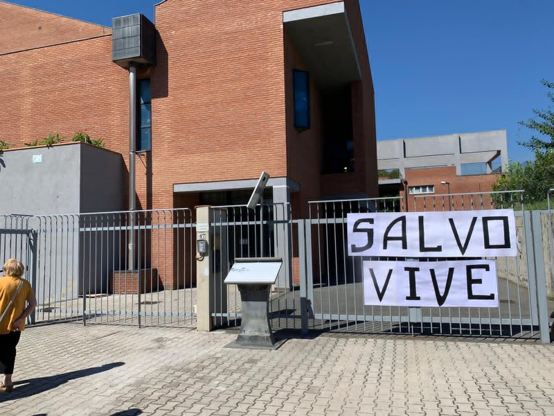 Riposto, folla straripante in chiesa per l’ultimo saluto a Salvo