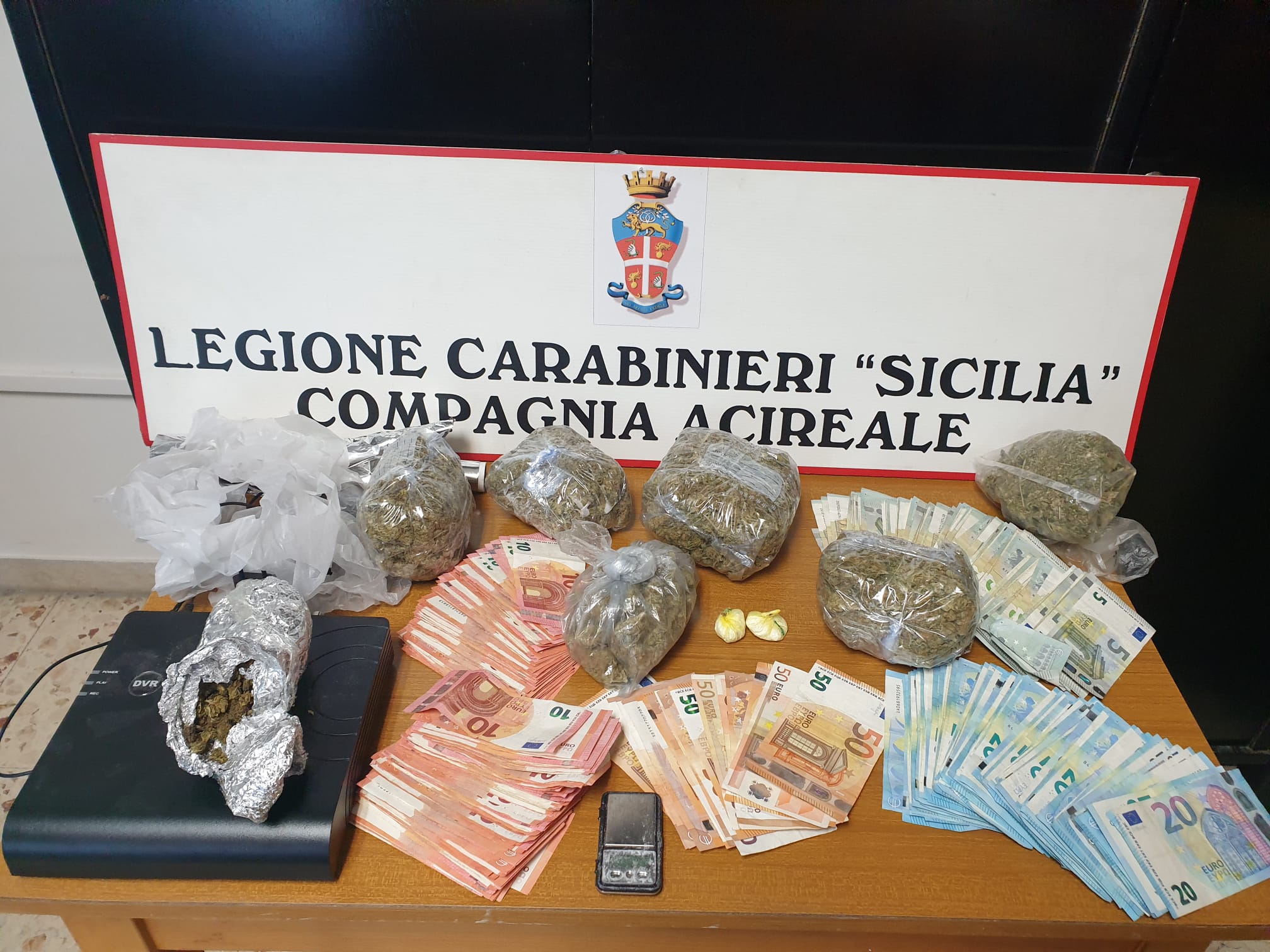 Acireale, in casa minimarket della droga: arrestato un pescivendolo