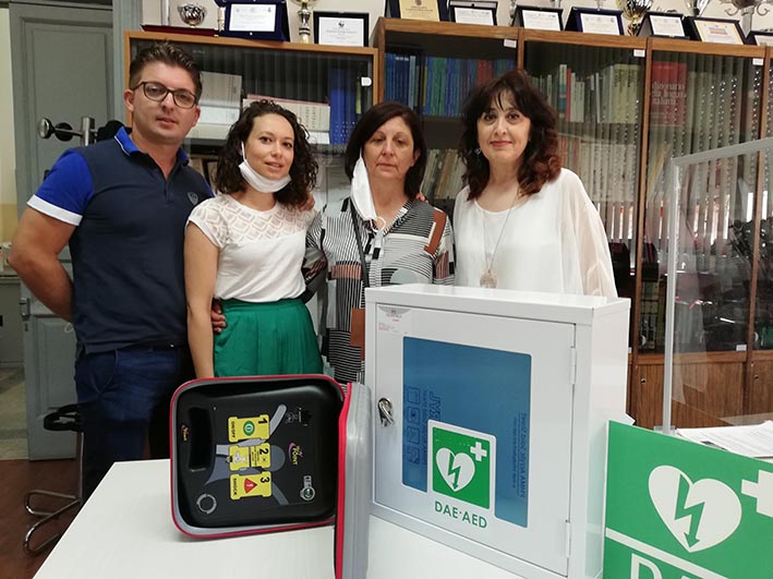 Nel ricordo di Paolo Spina la famiglia dona un defibrillarore all’Istituto Comprensivo di Mascali