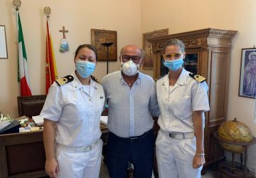 Riposto, cambio al vertice della Guardia Costiera. Cerimonia al Comune