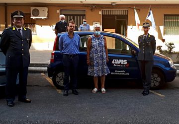 Guardia di finanza di Catania dona un’autovettura alla sezione Avis di Acireale