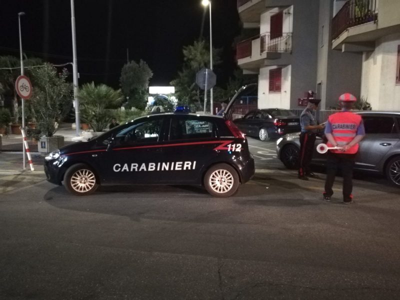 Ferragosto sicuro sulla costa jonica: controlli a tappeto dei carabinieri. Meno tende e gazebo in spiaggia