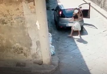 Riposto, rifiuti lasciati in strada in via Cascino. Sporcaccioni immortalati dalle telecamere