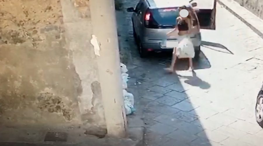 Riposto, rifiuti lasciati in strada in via Cascino. Sporcaccioni immortalati dalle telecamere