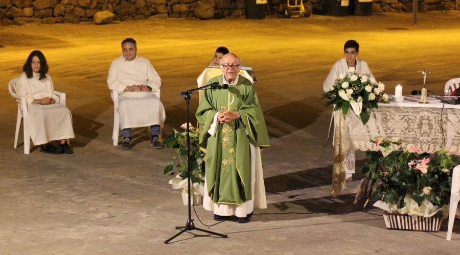 Milo saluta il parroco padre Gaetano Lo Giudice, dopo 48 anni di servizio