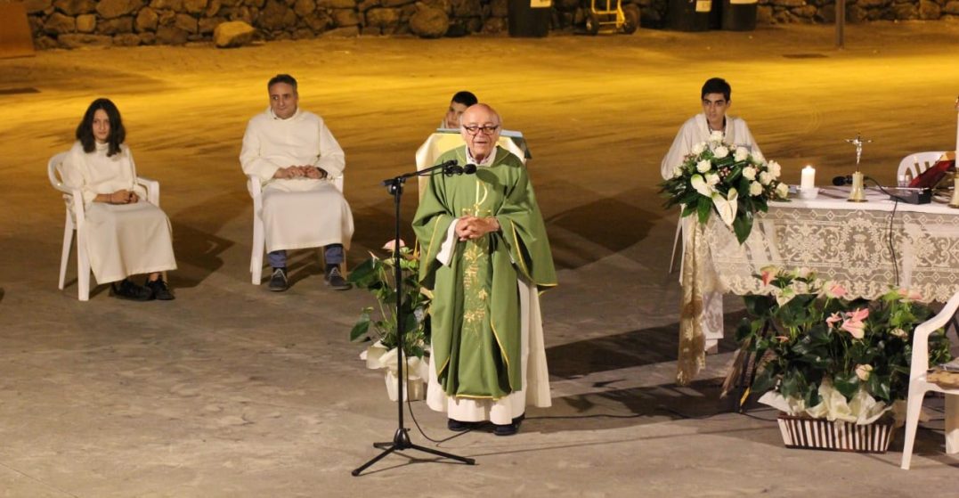 Milo saluta il parroco padre Gaetano Lo Giudice, dopo 48 anni di servizio